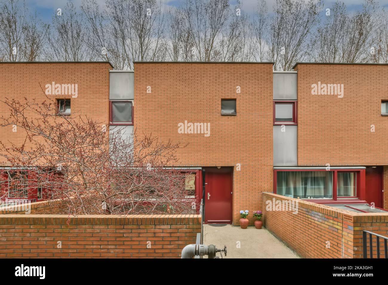 Narrow row house hi-res stock photography and images - Alamy