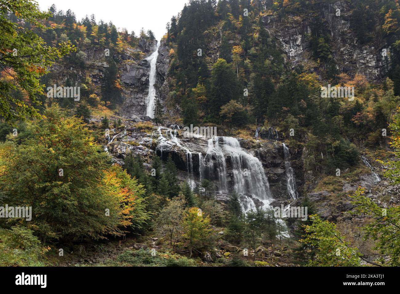 The Cascade d’Ars in Autumn, Aulus les Bains, Ariege, Pyrenees, France, EU Stock Photo