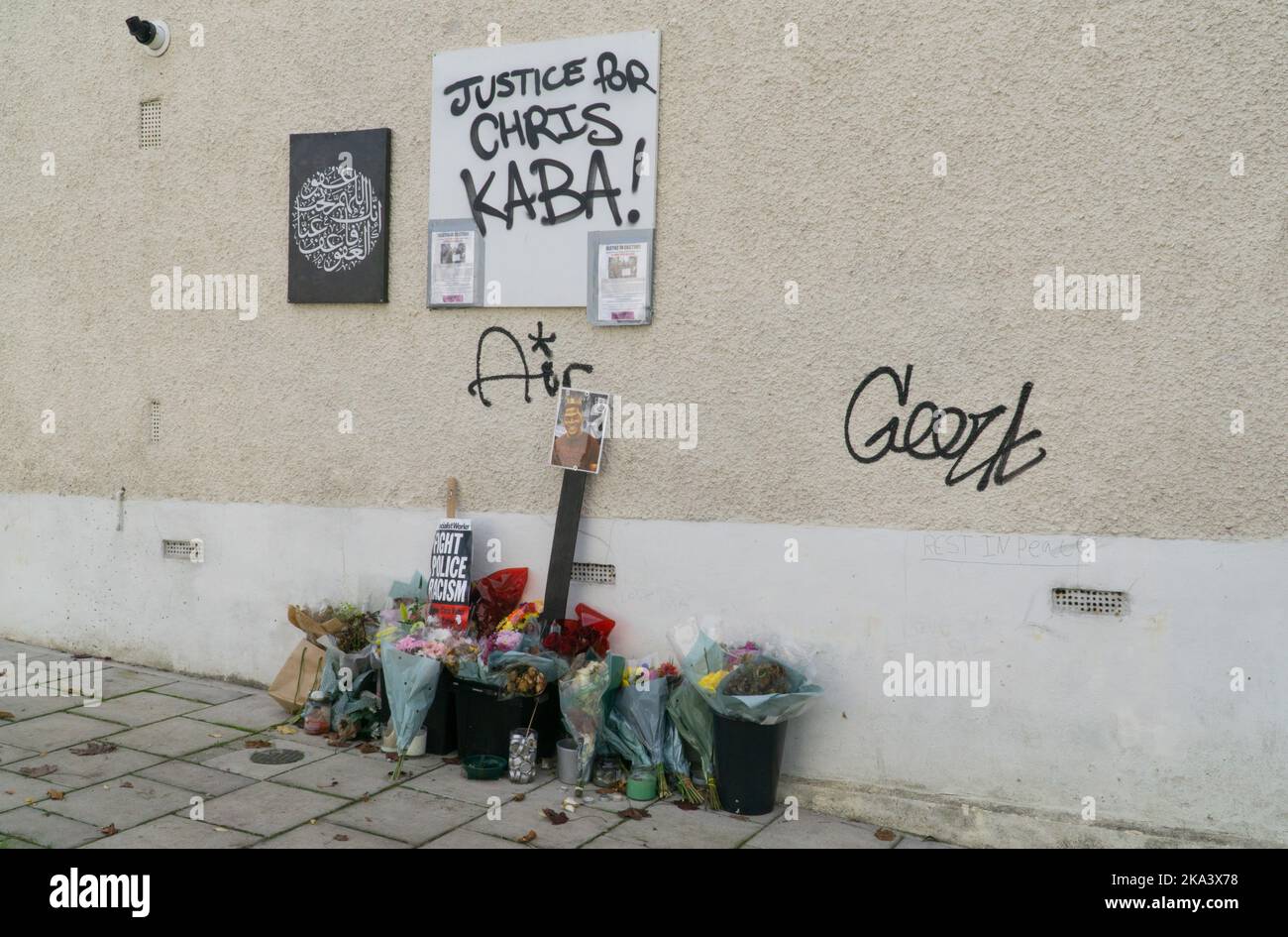 London, UK, 28 October 2022: tributes for Chris Kaba on the street where he was shot by the police on Kirkstall Gardens, Streatham, on 5 September. An inquest has begun at Southward corooner's court and the offer who fired the fatal shot was suspended frm duty, but only after an outcry from Chris's family and friends. Anna Watson/Alamy Stock Photo