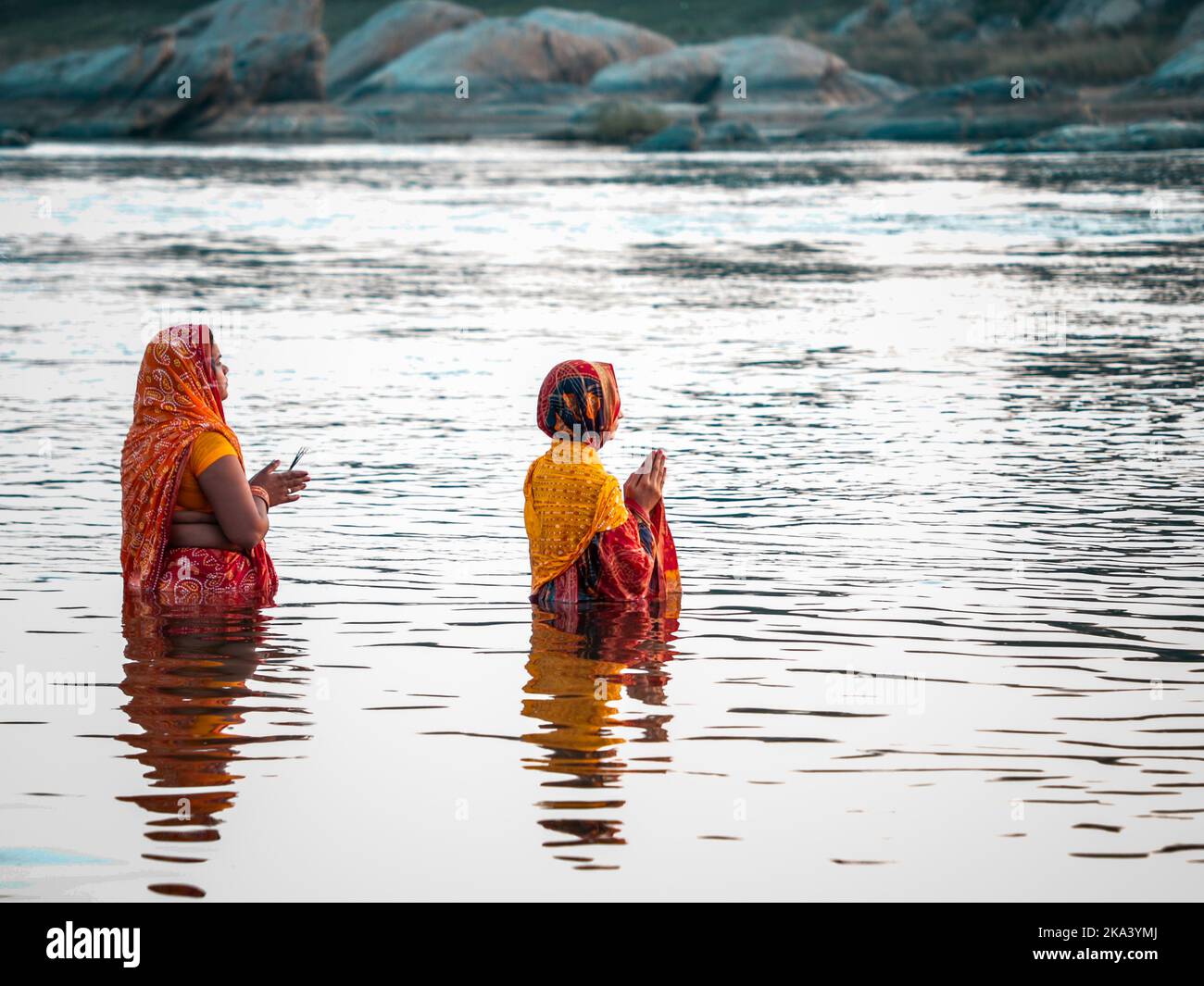 Jamshedpur, India. 30th Oct, 2022. Devotees offering prayers to God during Chhath Puja festival in Jharkhand, India on Oct. 30, 2022. Chhath is a famous festival on the 6th day of the Hindu calendar month “Kartika”. This festival is celebrated to thank god for supporting life on earth and to seek the blessing of divine Sun god and his wife (Photo by Rohit Shaw/Pacific Press/Sipa USA) Credit: Sipa USA/Alamy Live News Stock Photo