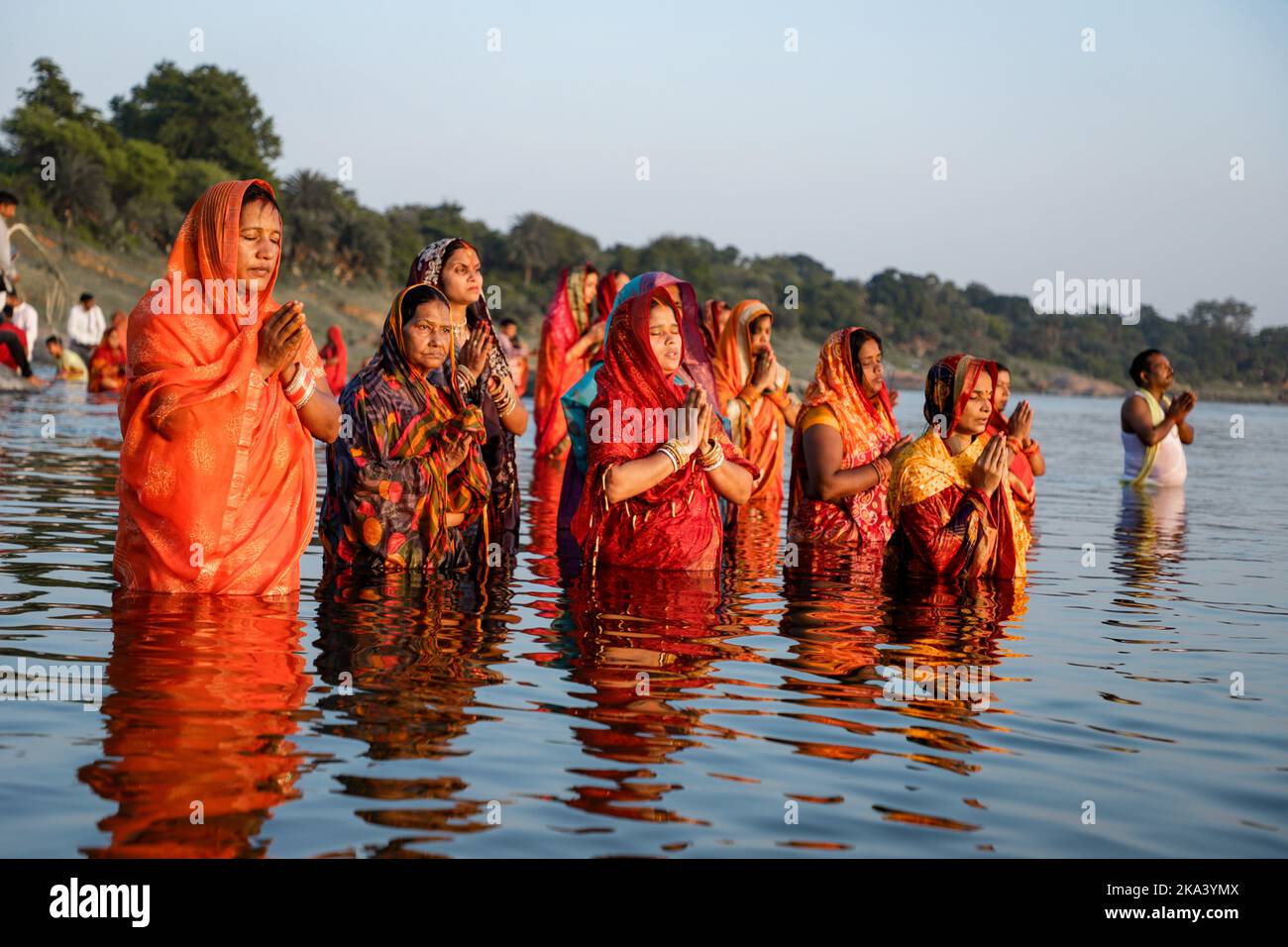Jamshedpur, India. 30th Oct, 2022. Devotees offering prayers to God during Chhath Puja festival in Jharkhand, India on Oct. 30, 2022. Chhath is a famous festival on the 6th day of the Hindu calendar month “Kartika”. This festival is celebrated to thank god for supporting life on earth and to seek the blessing of divine Sun god and his wife (Photo by Rohit Shaw/Pacific Press/Sipa USA) Credit: Sipa USA/Alamy Live News Stock Photo