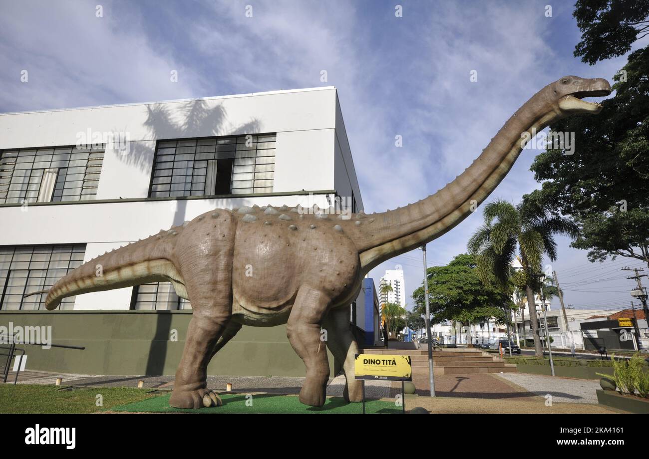 Marilia, São Paulo, Brazil - 27 October 2022: Dinosaur replica in front of the Museum of Paleontology in the city of Marília, São Paulo, Brazil, side Stock Photo