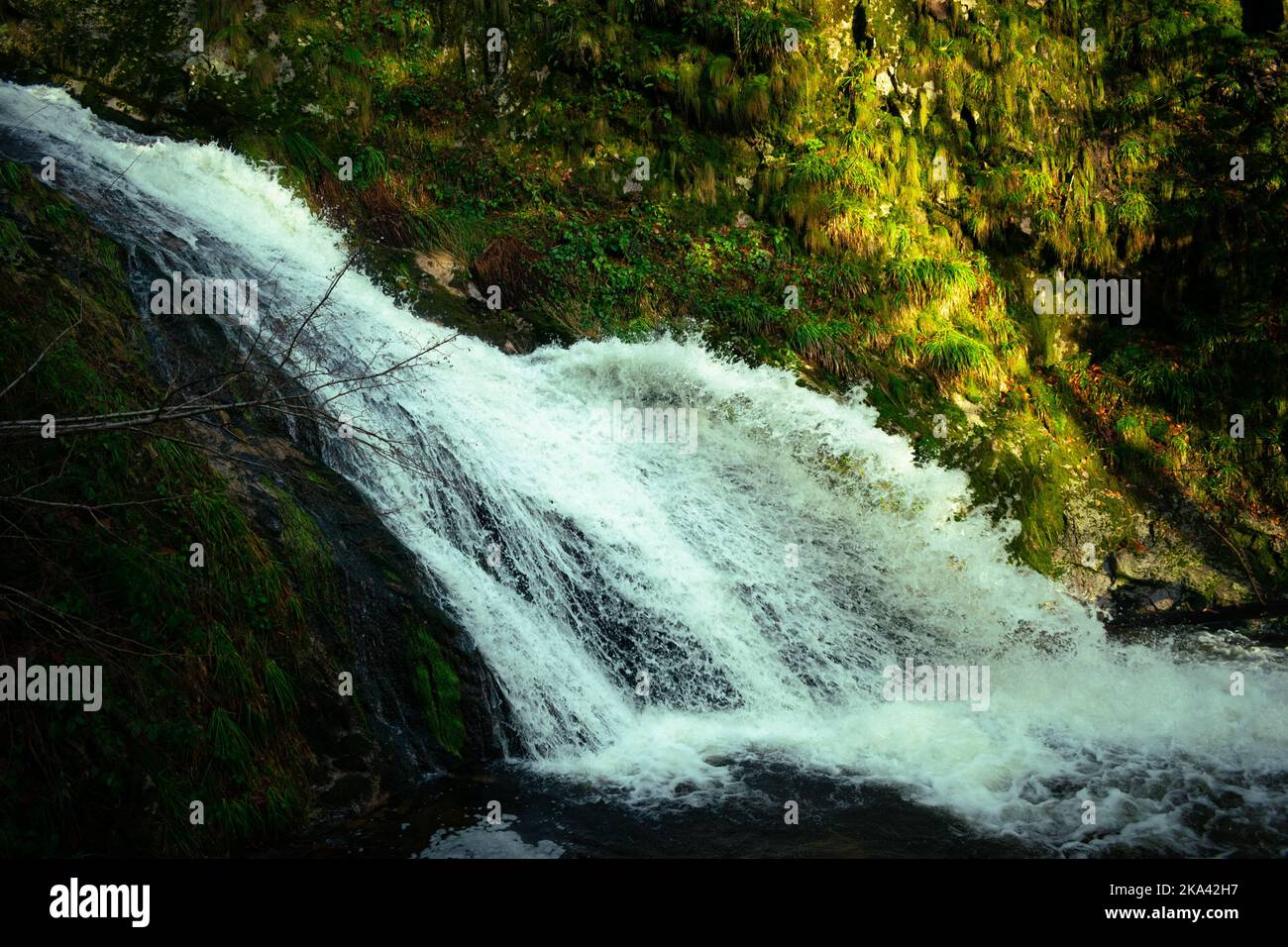 Small waterfall wallpaper hi-res stock photography and images - Alamy