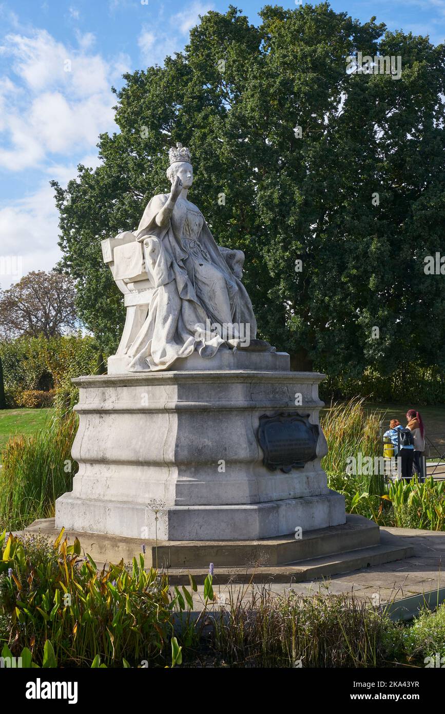 statue of queen victoria kensington palace Stock Photo Alamy