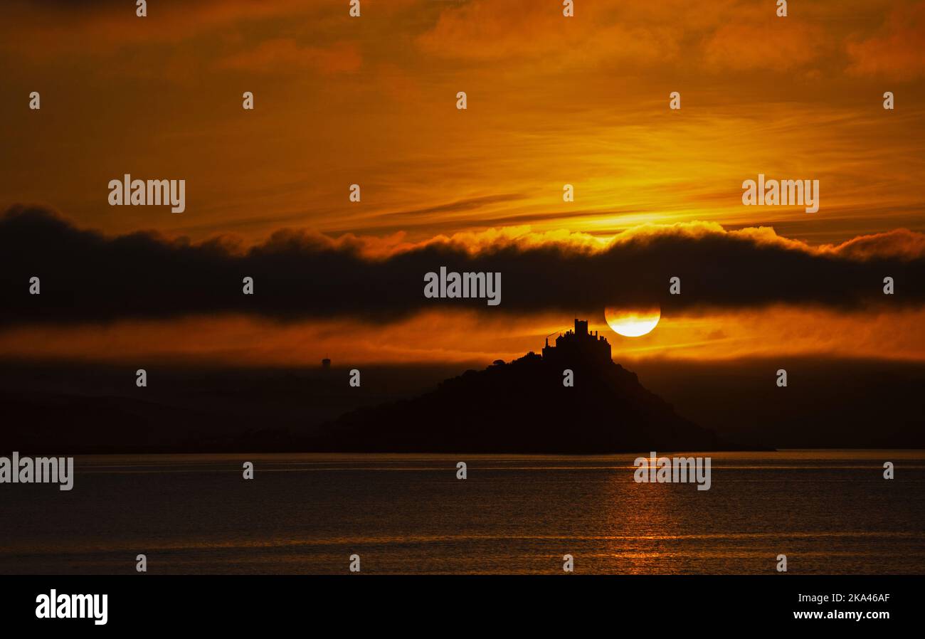 Stunning sunrise over St. Michaels Mount Cornwall Stock Photo