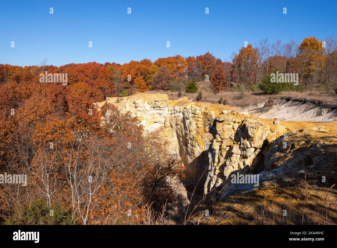 Bluffs and Autumn colors at Buffalo Rock State Park in Illinois, USA ...