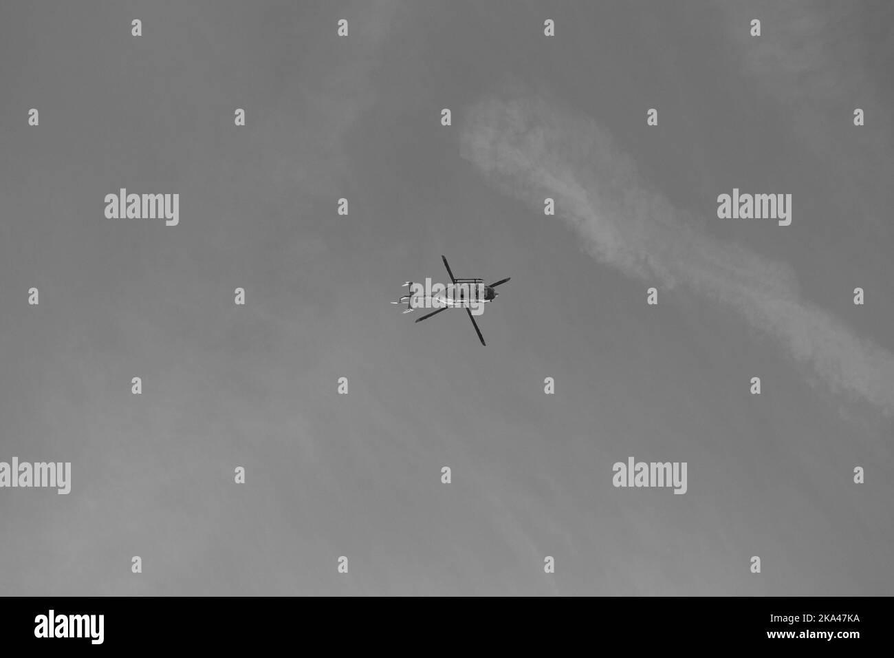 Helicopter low flying Black and White Stock Photos & Images - Alamy