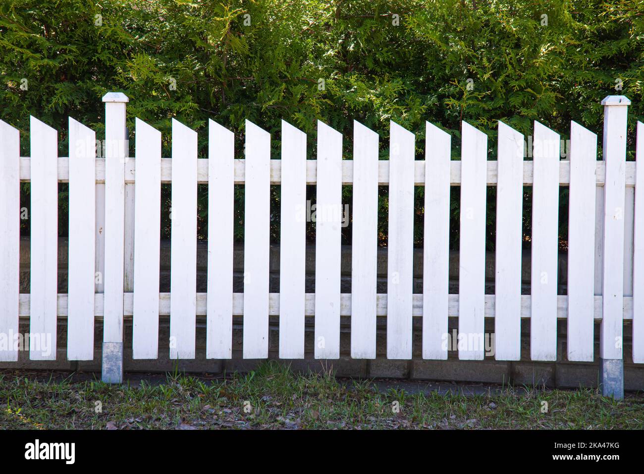 White picket fence house background hi-res stock photography and images ...