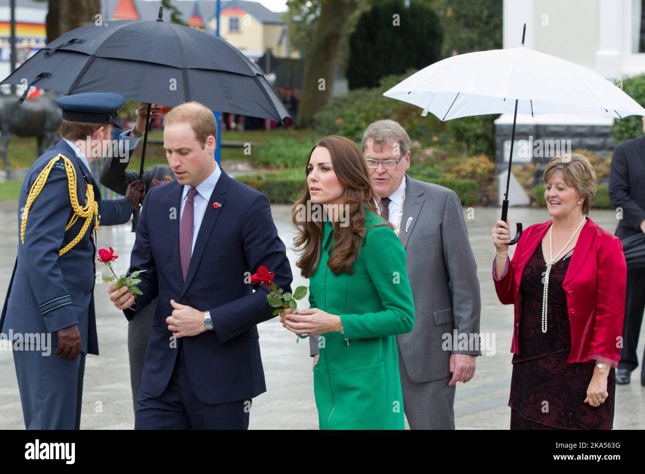 The Duke and Duchess of Cambridge with the Mayor Jim Mylcrest and his wife Robyn before placing two roses on the War Memorial, Cambridge, New Zealand, Stock Photo