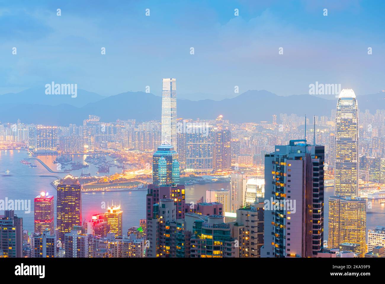 Panorama of Hong Kong skyline at night from Victoria Peak Stock Photo ...