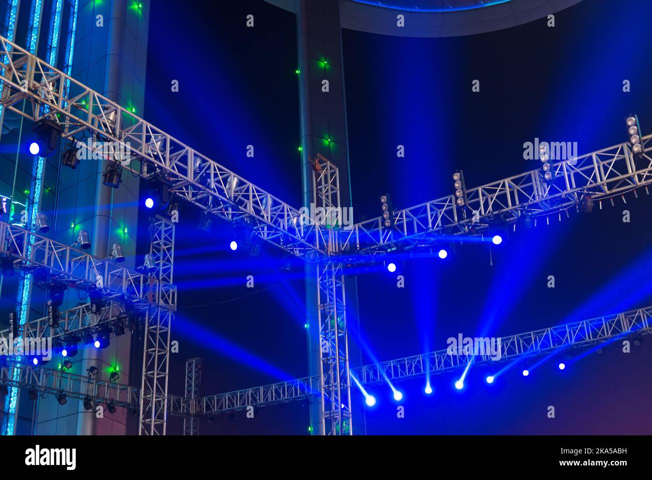 multiple spotlights on a theatre stage lighting rig Stock Photo Alamy