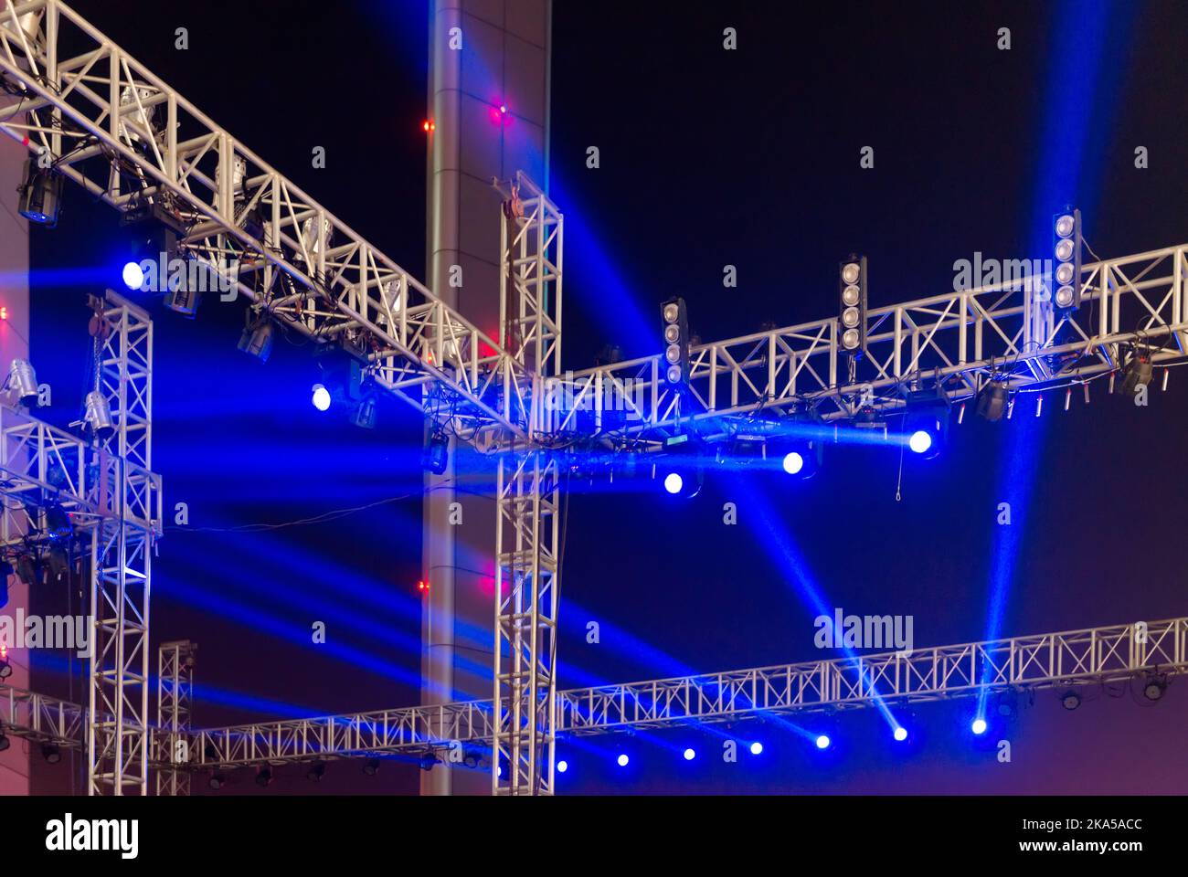 multiple spotlights on a theatre stage lighting rig Stock Photo Alamy