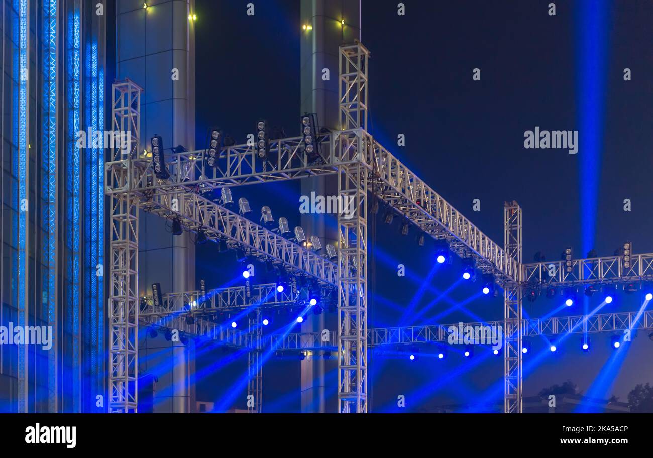 multiple spotlights on a theatre stage lighting rig Stock Photo Alamy