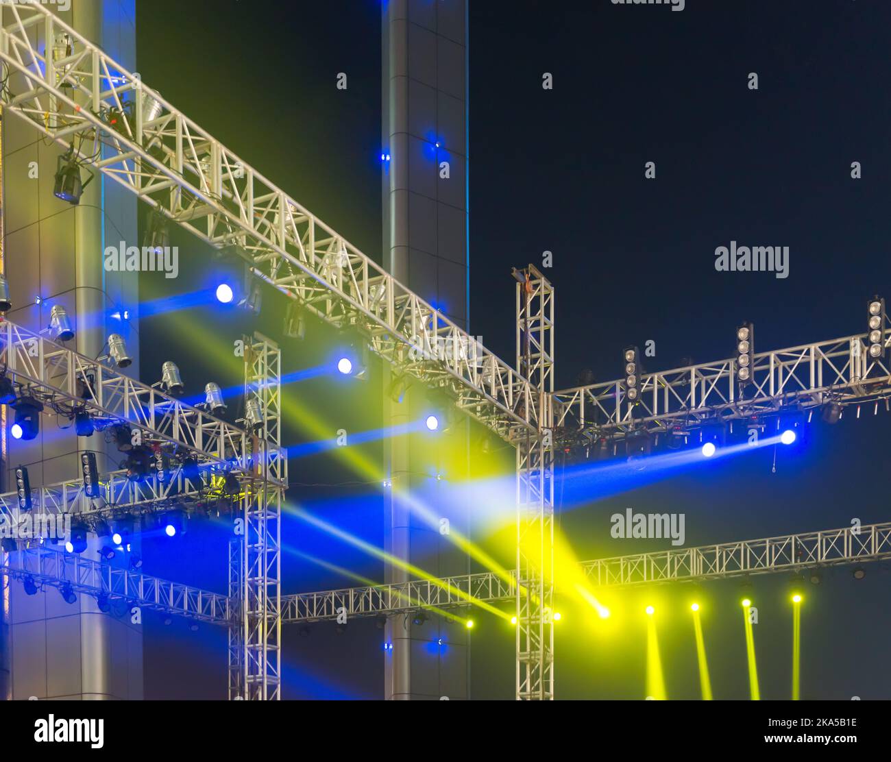 multiple spotlights on a theatre stage lighting rig Stock Photo Alamy