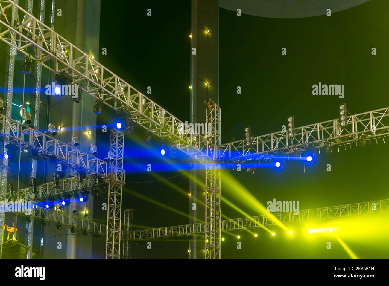 multiple spotlights on a theatre stage lighting rig Stock Photo Alamy
