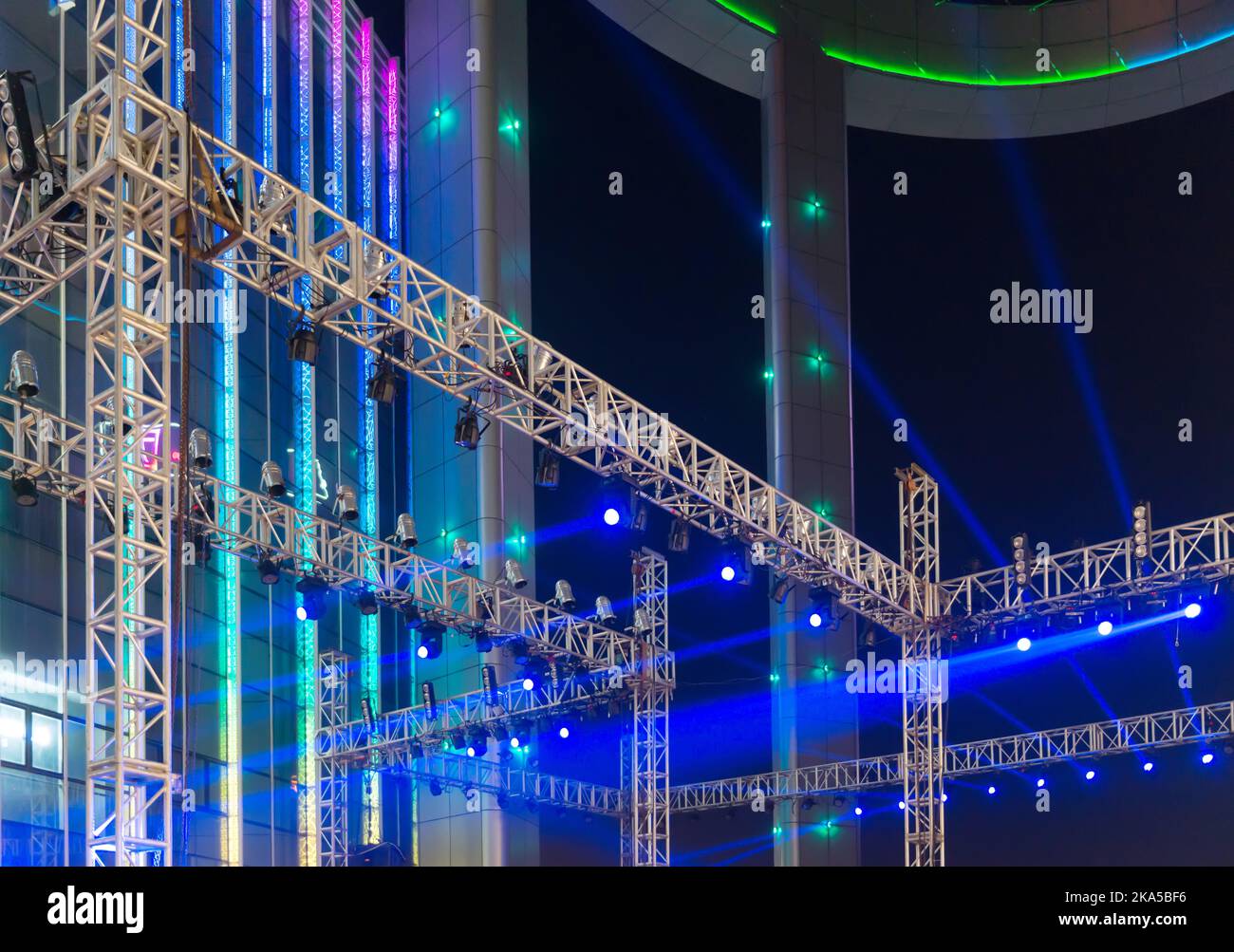 multiple spotlights on a theatre stage lighting rig Stock Photo Alamy
