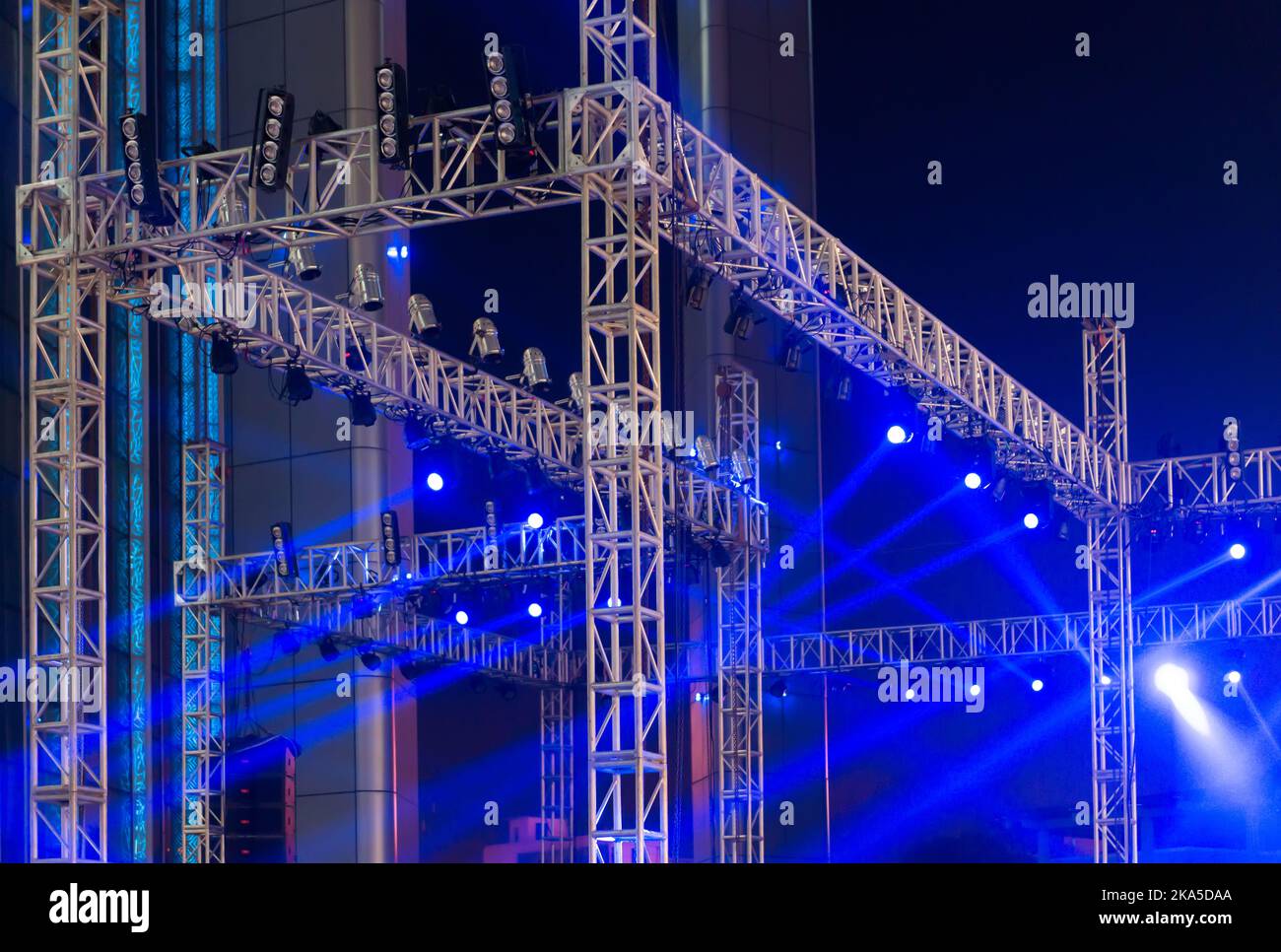 multiple spotlights on a theatre stage lighting rig Stock Photo Alamy