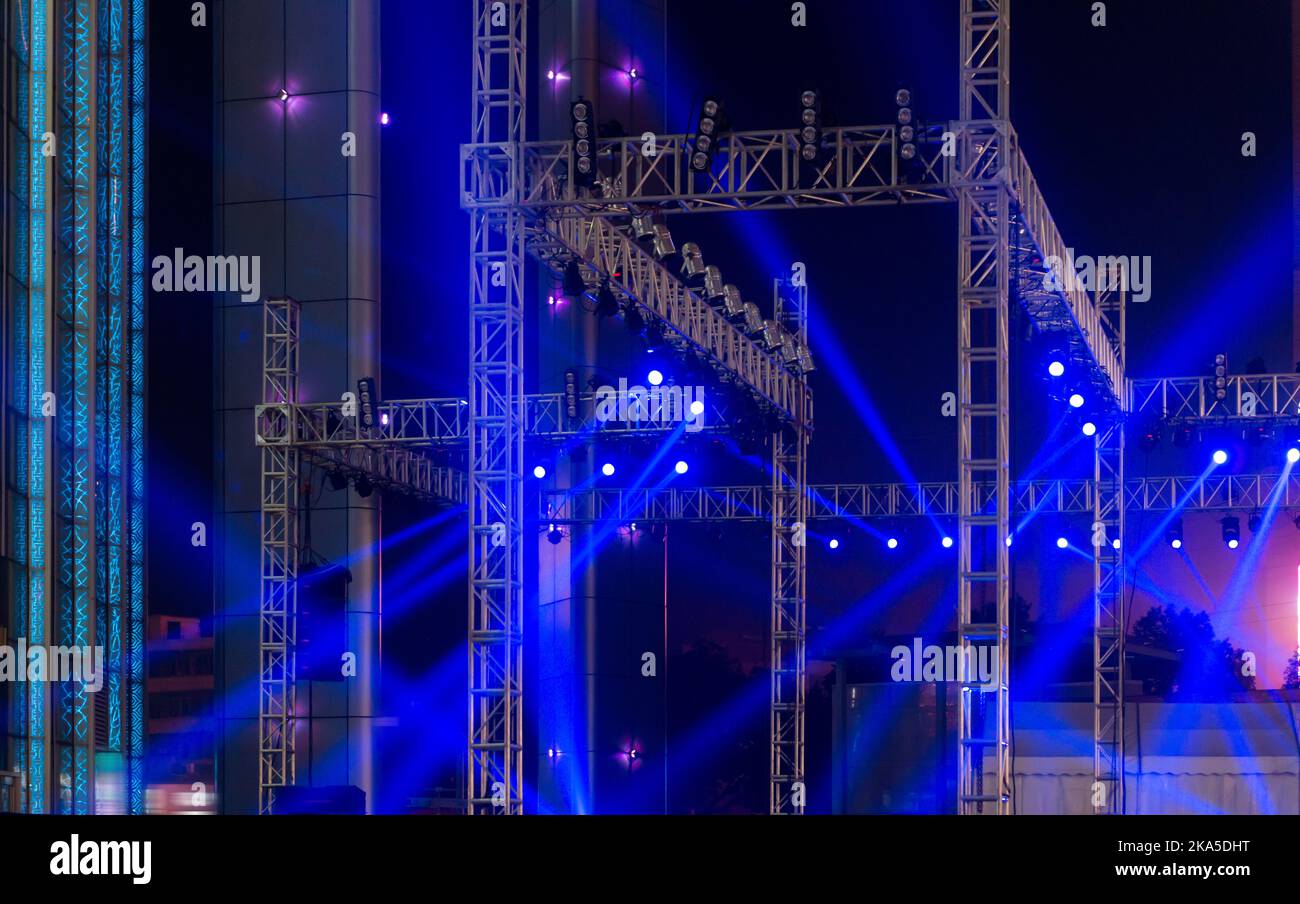 multiple spotlights on a theatre stage lighting rig Stock Photo Alamy