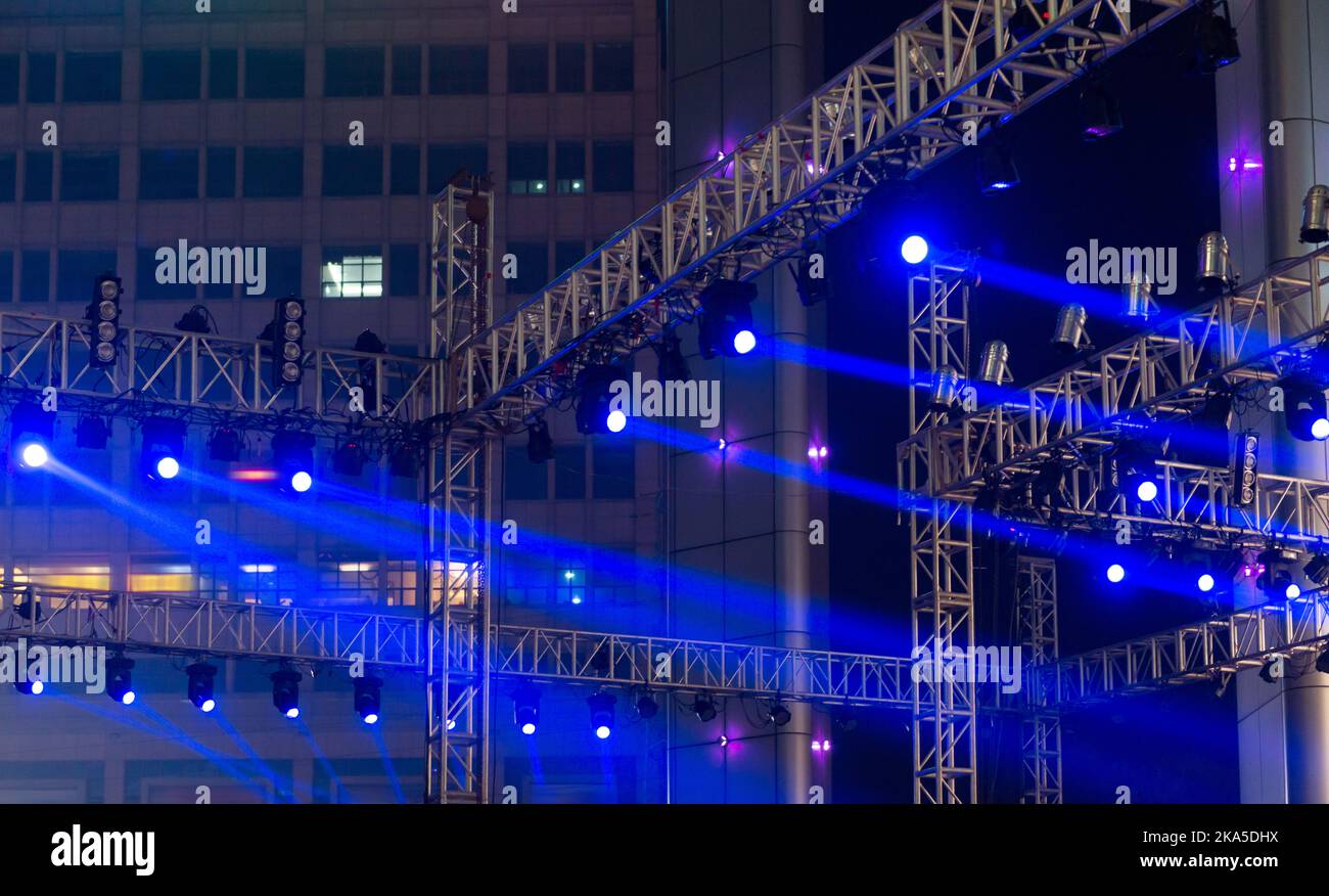 multiple spotlights on a theatre stage lighting rig Stock Photo Alamy