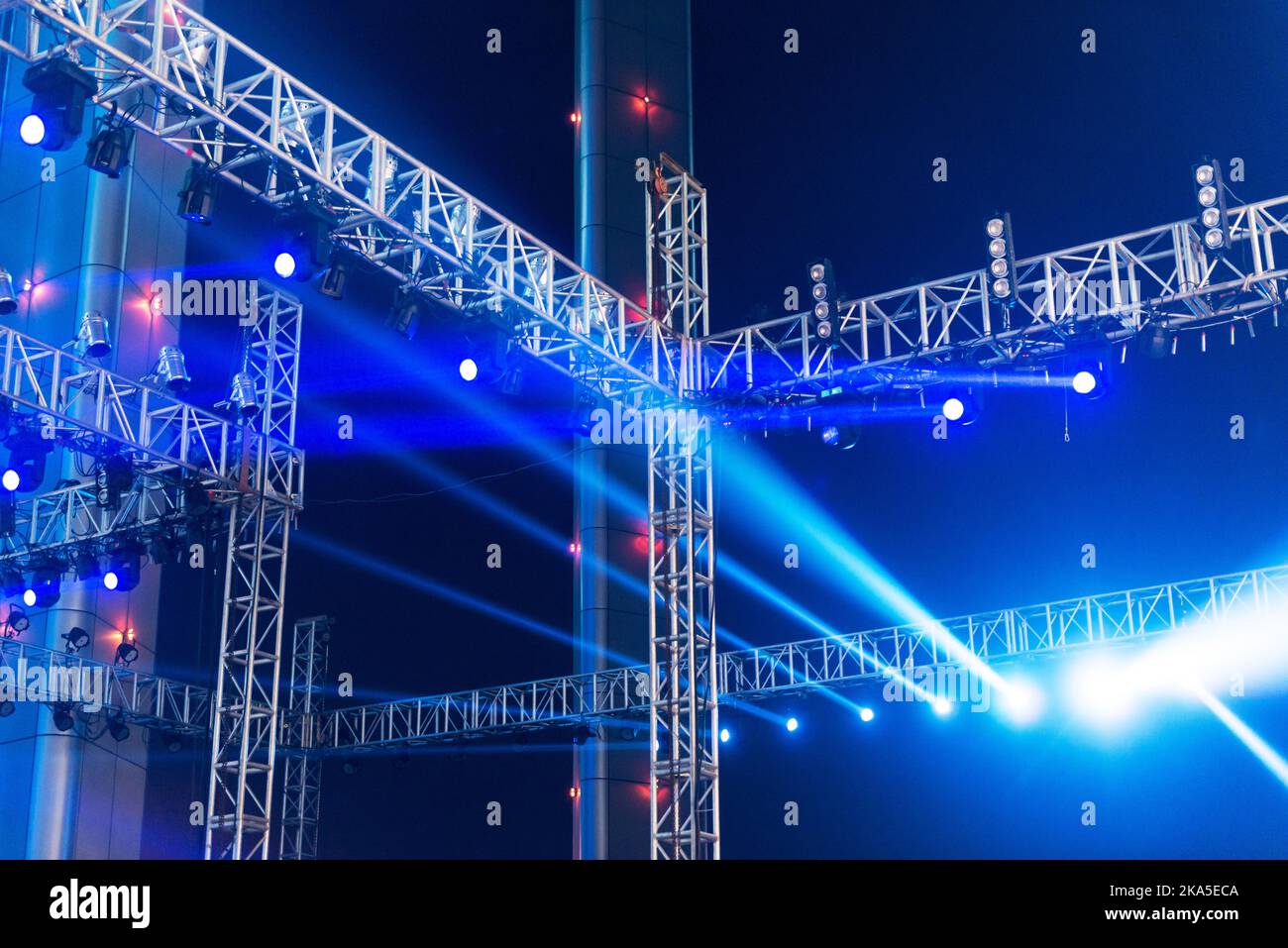 multiple spotlights on a theatre stage lighting rig Stock Photo Alamy