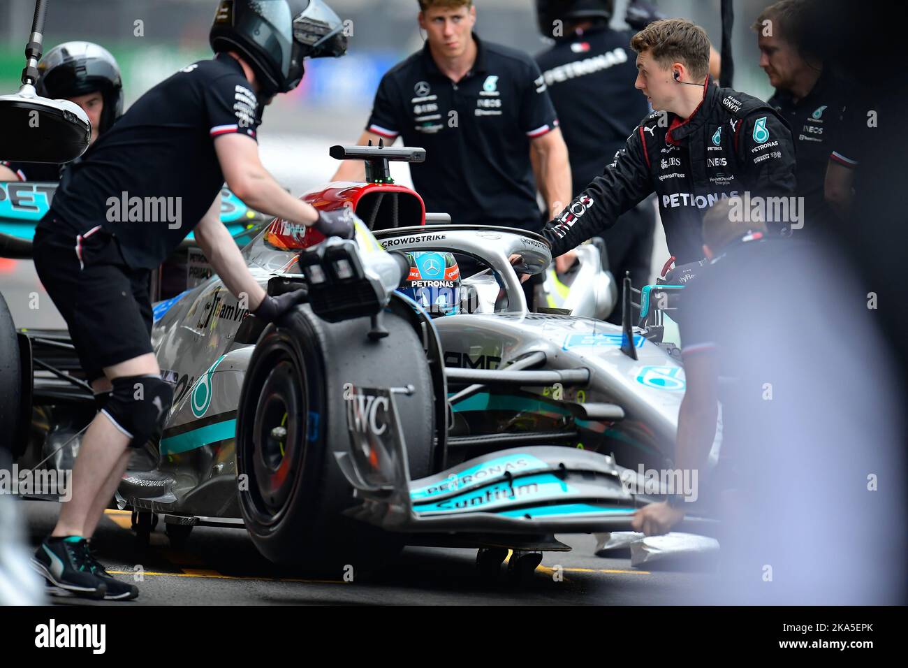 MEXICO City, MEXICO 28. October 2022: George Russell of Great Britain (N-63) Mercedes AMG Petronas F1 Team W13 during practice 2 Day prior to the Formula 1 Grand Prix of Mexico 2022, at Autodromo Hermanos Rodriguez, on October 28, 2022. SPANISH TEXT - followed by English George Russell de Gran Bretana (N-63) Mercedes AMG Petronas F1 Team W13 durante el dia de practicas 2 previo al Gran Premio de Mexico de la Formula 1 2022, en el Autodromo Hermanos Rodriguez, el 28 de Octubre de 2022. F1 Grand Prix held in the Magdalena Mixhuca Park in the Autodromo Hernando Rodriguez, Formula 1 Grand Prix Stock Photo