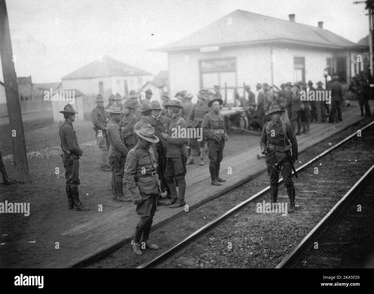Federal Army soldiers arrive at the Colorado & Southern rail stop at Ludlow, Colorado. The deployment of federal troops effectively closed the 10-Day War stage of the Colorado Coalfield War, which began following the Ludlow Massacre on 20 April 1914. Stock Photo