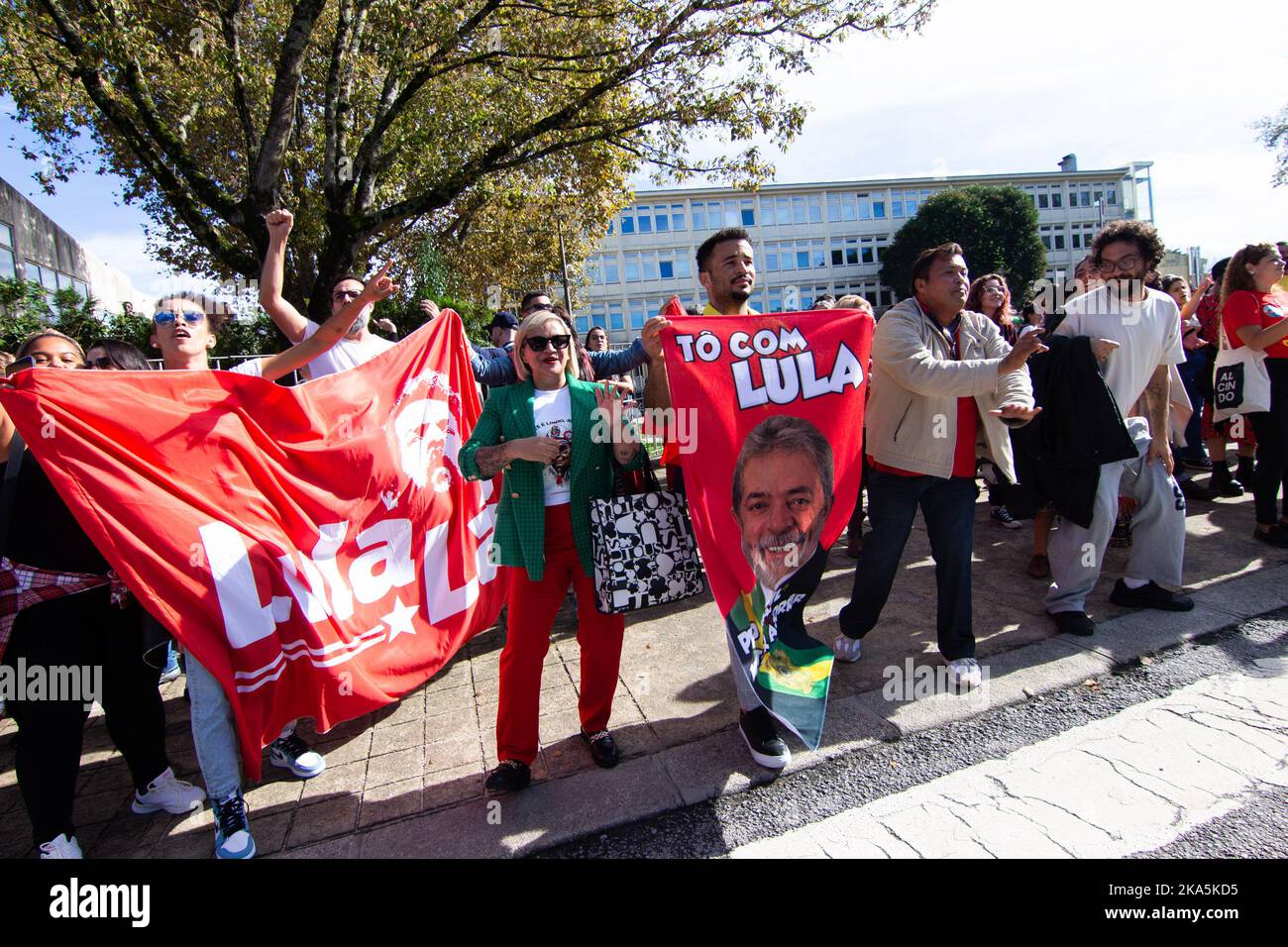 Porto, Portugal. 30th Oct, 2022. Lula da Silva supporters show their support in front of ISEP university where the voting took place. Thousands of Brazilians vote in the city of Porto, Portugal, in an effusive atmosphere. Despite the vast majority of Lula supporters, police reinforcements were needed to maintain order. (Photo by Telmo Pinto/SOPA Images/Sipa USA) Credit: Sipa USA/Alamy Live News Stock Photo