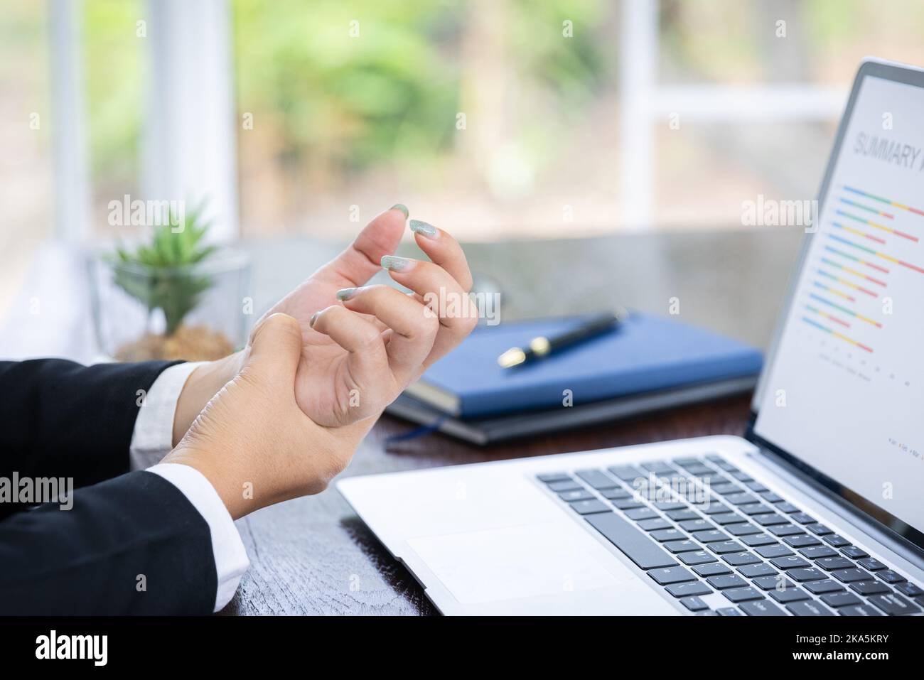 Hand of young women there is pain in the hands caused by use computer