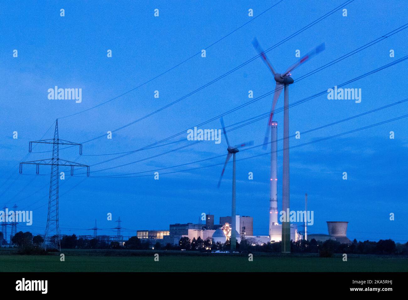 Landesbergen, Germany. 01st Nov, 2022. Two wind turbines rotate in front of the Robert Frank power plant. Chancellor Scholz has announced key points for relieving the burden on citizens and companies in the energy crisis. Credit: Lino Mirgeler/dpa/Alamy Live News Stock Photo