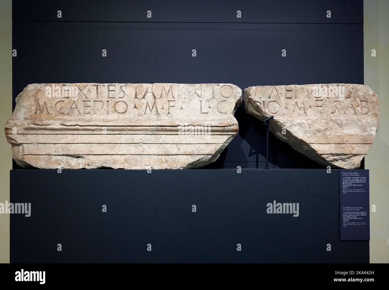 Architrave di monumento funerario con iscrizione dedicatoria  - pietra calcare - fine  I sec. a. C. - Mantova, Museo Archeologico Stock Photo