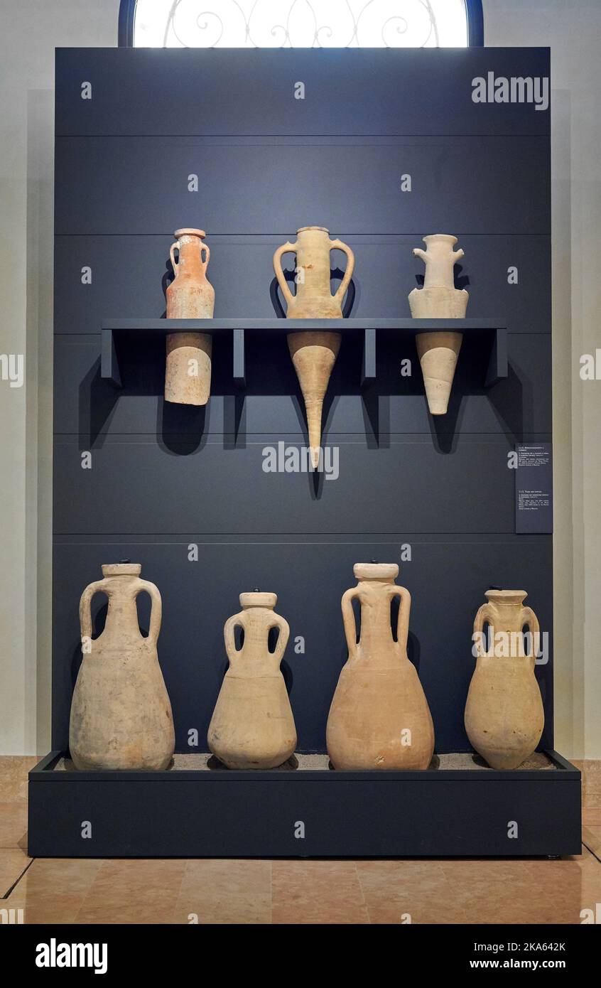 Contenitori per il trasporto di derrate alimentari  - terracotte  - inizio I sec. d.C. - Mantova, Museo Archeologico Stock Photo