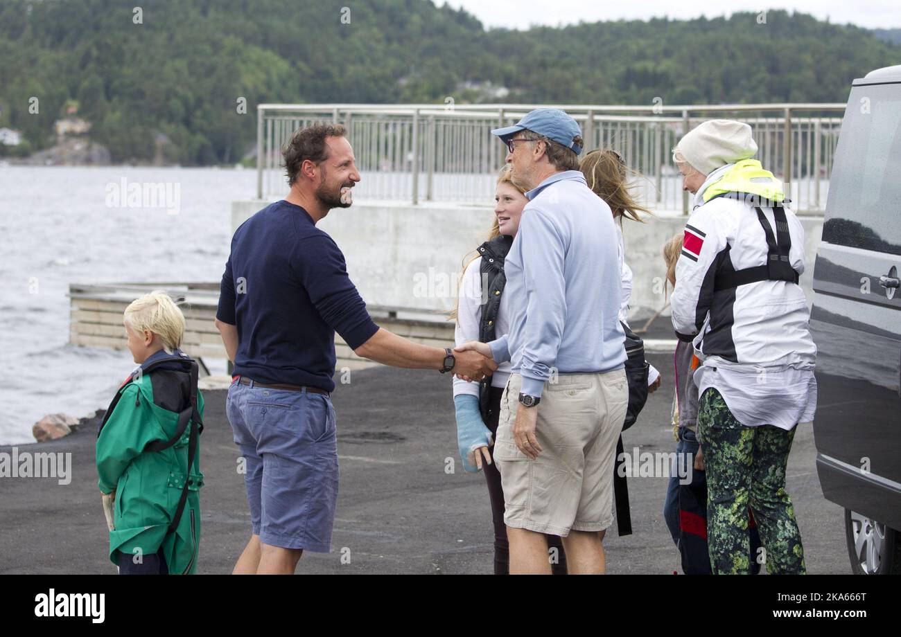 Melinda (left) and Bill Gates visit Demopolis, Alabama. The Gates Library  Foundation created library stations in rural libraries Stock Photo - Alamy