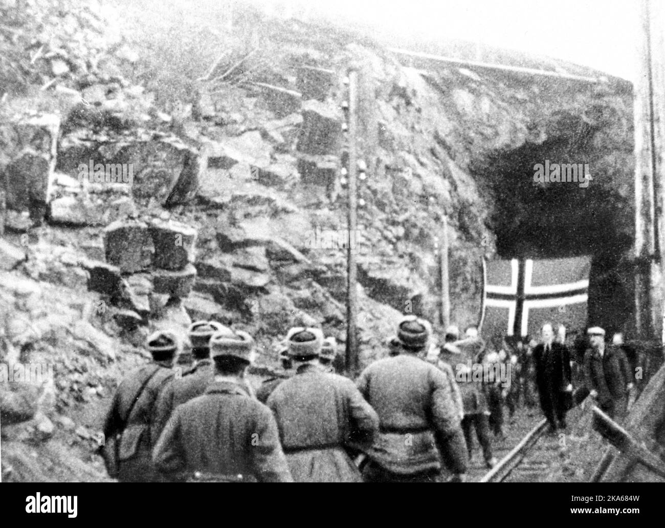 WW2 - Norway. Liberation of Finnmark. Soviet Russian soldiers from The Red Army meeting civilians hiding in the mines Stock Photo