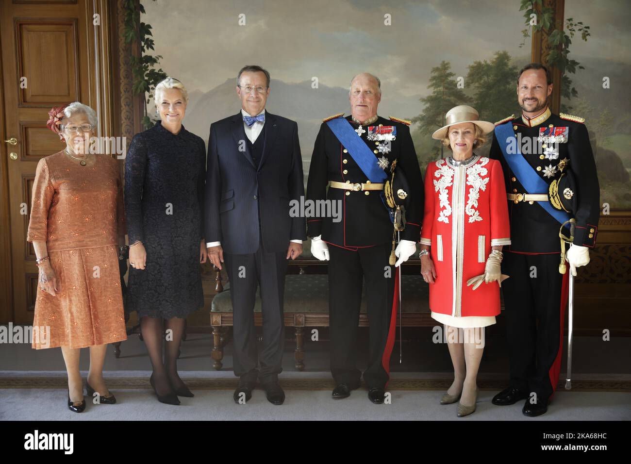 OSLO 20140902. Estonian president Toomas Hendrik Ilves arrived for a one-day state visit to Norway Tuesday September 2, 2014. He was received in the Royal Palace in Oslo. From left: Princess Astrid, Mrs Ferner, Crown Princess Mette-Marit, Estonian President Toomas Hendrik Ilves, King Harald, Queen Sonja and Crown Prince Haakon. Photo: Berit Roald /  Stock Photo