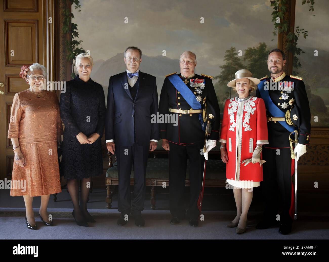 OSLO 20140902. Estonian president Toomas Hendrik Ilves arrived for a one-day state visit to Norway Tuesday September 2, 2014. He was received in the Royal Palace in Oslo. From left: Princess Astrid, Mrs Ferner, Crown Princess Mette-Marit, Estonian President Toomas Hendrik Ilves, King Harald, Queen Sonja and Crown Prince Haakon. Photo: Berit Roald /  Stock Photo
