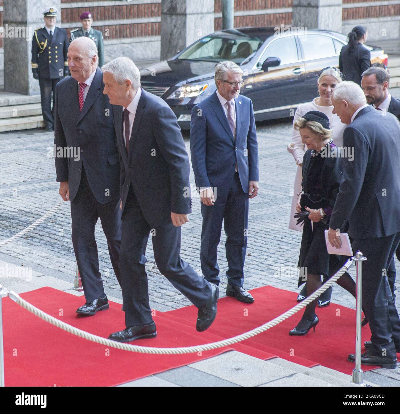Oslo 20141210. Nobel Peace Prize 2014. The Royal Family arrive Town Hall to attend the ceremony Wednesday From Left: King Harald, Chair of the Norwegian Nobel Committee Thorbjoern Jagland, Mayor Fabian Stang, Queen Sonja, Crown Princess Mette-Marit, director of the Norwegian Nobel Institute Geir Lundestad and Crown Prince Haakon. Photo: Torstein Boe/ Stock Photo