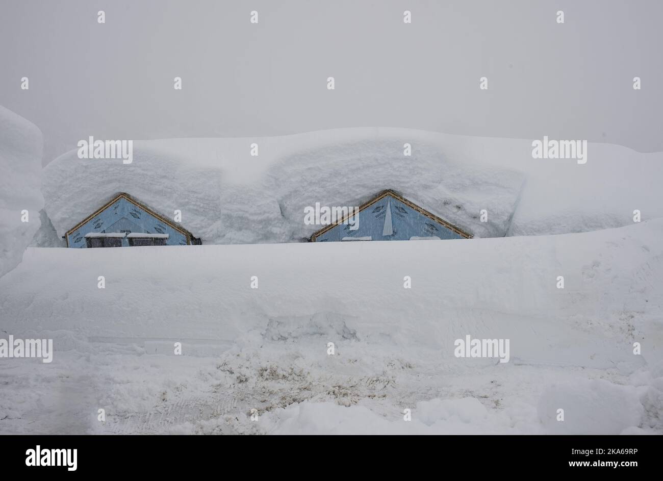 Voss , Norway 20150116. Voss ,in western Norway, has suffered unusual amounts of snowfall over some time, and with impending mild weather the race is on to clear the tops of cabins and other buildings of snow in order to avoid a total collapse of the roofs with the weight of wet snow. Foto: Marit Hommedal / NTB scanpix  Stock Photo