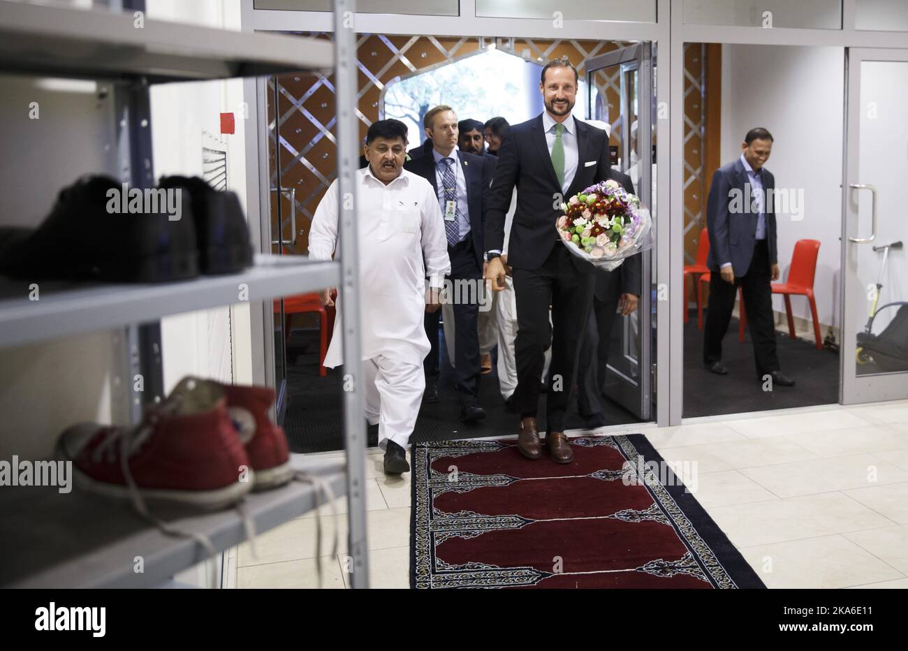 OSLO, Norway 20150918. Crown Prince Haakon visits Central Jamaat-e Ahl-e Sunnat mosques in Groenland in Oslo Friday. On that occasion opens the Crown Prince a conference for young religious and ethical leaders. It is 'Samarbeidsraadet for tros- og livssynssamfunn' who is organizing the conference. Conspiracy thinking, leadership training and the prevention of violent extremism are among the topics. Mosque chairman Ghulam Sarwar shows the great hall. Photo: Heiko Junge / NTB scanpix Stock Photo