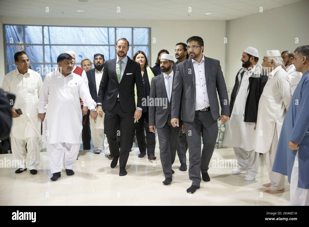 OSLO, Norway 20150918. Crown Prince Haakon visits Central Jamaat-e Ahl-e Sunnat mosques in Groenland in Oslo Friday. On that occasion opens the Crown Prince a conference for young religious and ethical leaders. It is 'Samarbeidsraadet for tros- og livssynssamfunn' who is organizing the conference. Conspiracy thinking, leadership training and the prevention of violent extremism are among the topics. . Mosque chairman Ghulam Sarwar (in white) who shows the Crown Prince the great hall. Photo: Heiko Junge / NTB scanpix Stock Photo