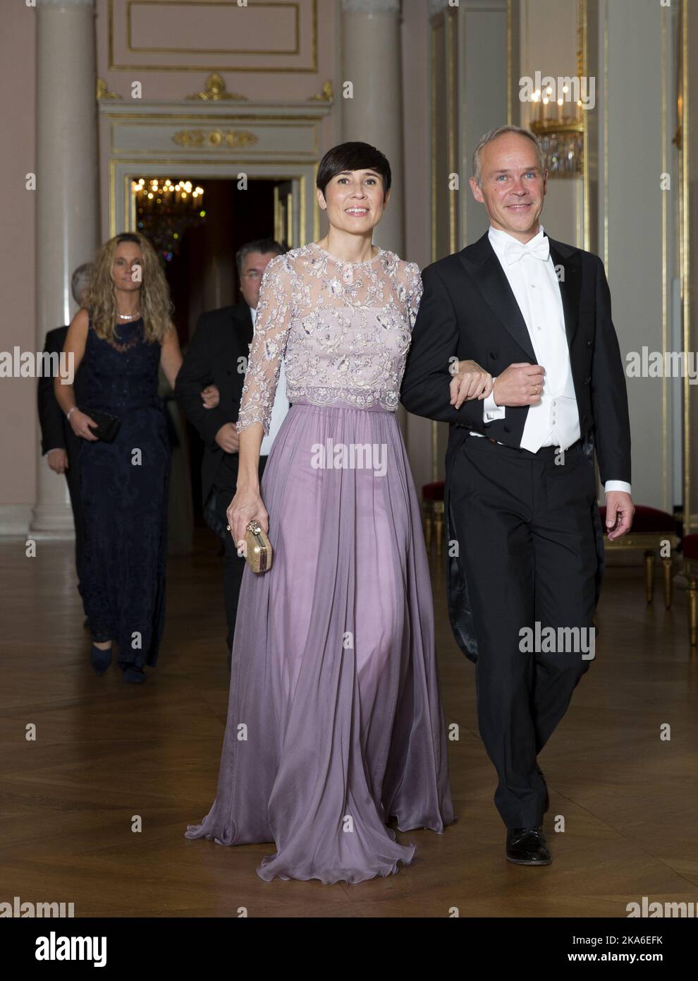 OSLO 20151022. Parliamentary Dinner. Minister of Local Government and Modernisation Jan Tore Sanner (H) and Minister of Defence Ine Eriksen SÃ¸reide (H), heading into the parliamentary dinner at the Royal Palace. POOL Photo: Berit Roald / NTB scanpix OSLO 20151022. Stortingsmiddag. Kommunal- og moderniseringsminister Jan Tore Sanner (H) og forsvarsminister Ine Eriksen SÃ¸reide (H), pa vei inn til stortingsmiddagen pa Slottet. POOL Foto: Berit Roald / NTB scanpix  Stock Photo