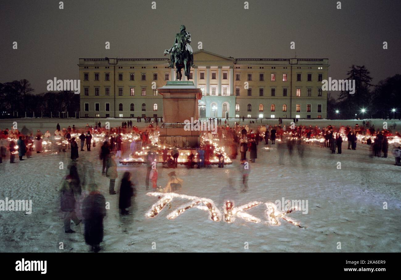 Oslo . 19910118. King Olav V died 17 / 1-1991 . People gather to honour King Olav V in Palace Square. PHOTO: HANS OLAV Forsang Stock Photo