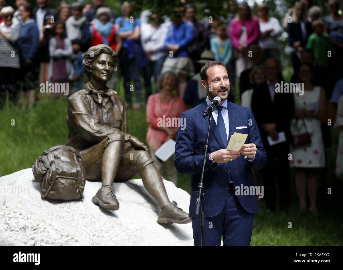 Oslo, Norway 20170704. Crown Prince Haakon with The Norwegian Trekking Association's ( DNT's) gift to Queen Sonja in Queen Park in connection with Queen Sonja's eightieth birthday. The artist Kirsten Kokkin has made the bronze sculpture that was uncovered by the grandchildren. Queen Sonja Art Stablel opens in the Palaces old stable buildings on the Queen's 80th birthday. Photo: Lise Aaserud / NTB scanpix [LANUAGESEPARATOR] Oslo 20170704. Kronprins Haakon ved DNTs gave til dronning Sonja. Kong Harald, dronning Sonja, kronprinsesse Mette-Marit, prins Sverre Magnus, Leah Isadora Behn, Maud Angel Stock Photo
