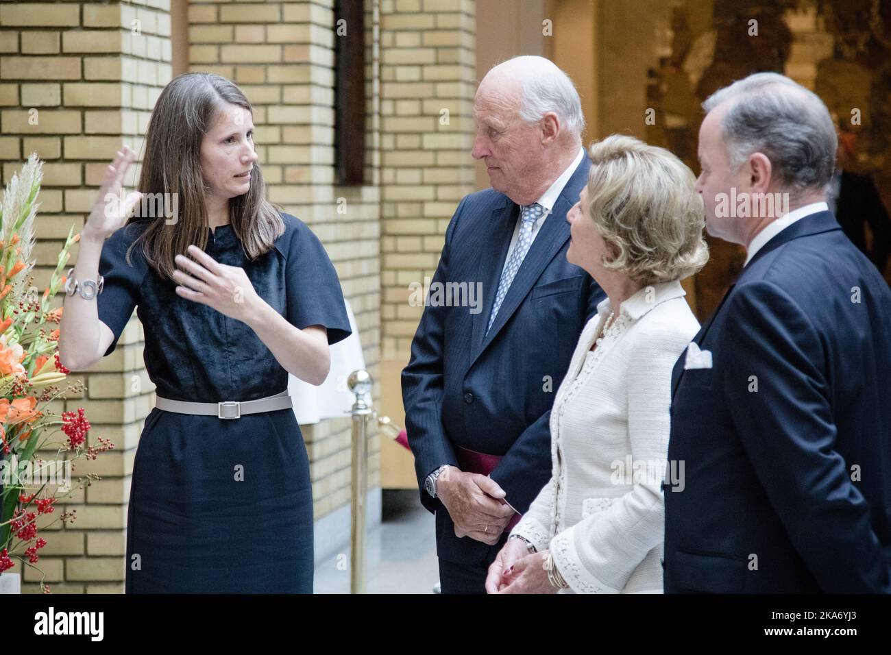Oslo, Norway 20170918. Artist Kira Wager (left) talks with King Harald, Queen Sonja and President of the Storting Olemic Thommessen during the unveiling of the King and Queen's 80th anniversary gift from the Storting (Parliament) on Monday. The gift is a painting by Kira Wager called 'King Olav V's Oath for the Storting'. Photo: Audun Braastad / NTB scanpi Stock Photo