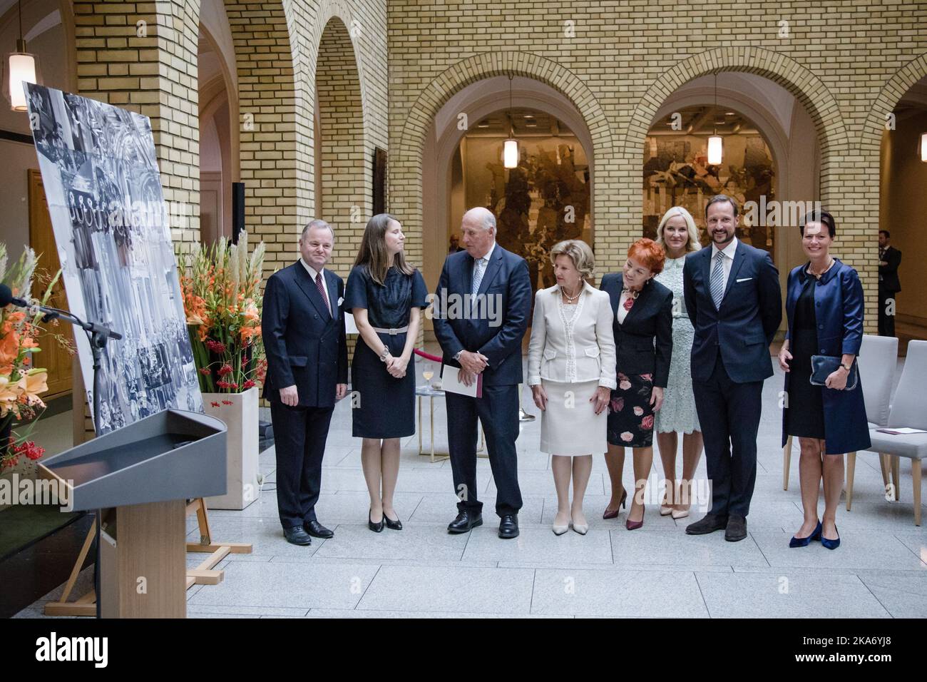 Oslo, Norway 20170918. From left: President of the Storting Olemic Thommessen, painter Kira Wager, King Harald, Queen Sonja, Marit Nybakk, Crown Princess Mette-Marit, Crown Prince Haakon and Jury Chairman during the unveiling of King and Queen's 80th anniversary gift from the Storting (Parliament) on Monday. The gift is a painting by Kira Wager called 'King Olav V's Oath for the Storting'. Photo: Audun Braastad / NTB scanpi Stock Photo