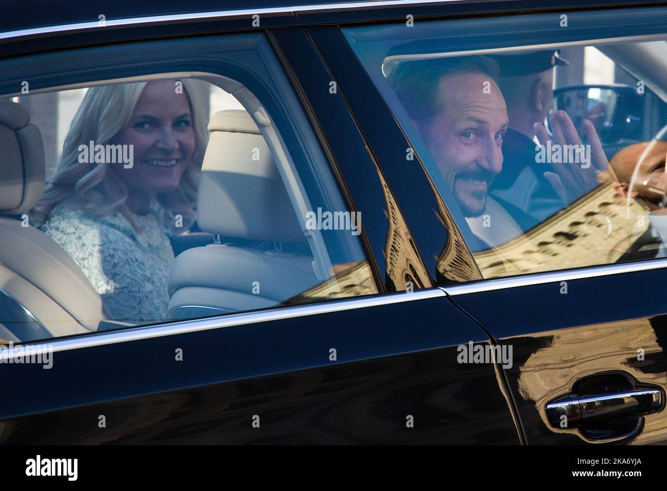 Oslo, Norway 20170918. Crown Princess Mette-Marit and Crown Prince Haakon in the car after the unveiling of The King and Queen's 80th anniversary gift from the Storting (Parliament) on Monday. The gift is a painting by Kira Wager called 'King Olav V's Oath for the Storting'. Photo: Audun Braastad / NTB scanpi Stock Photo