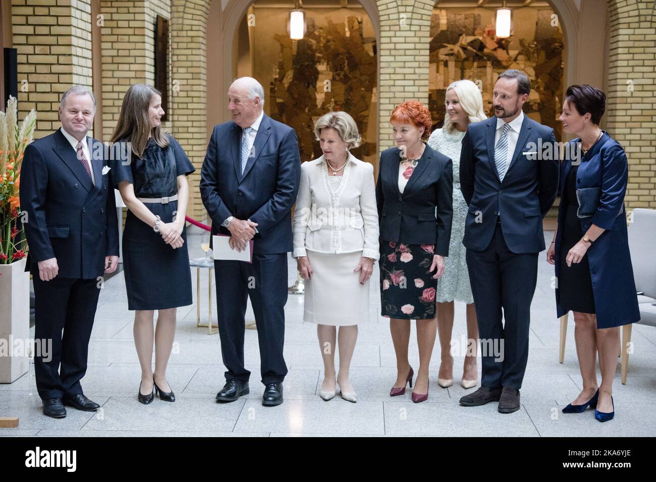 Oslo, Norway 20170918. From left: President of the Storting Olemic Thommessen, painter Kira Wager, King Harald, Queen Sonja, Marit Nybakk, Crown Princess Mette-Marit, Crown Prince Haakon and Jury Chairman during the unveiling of King and Queen's 80th anniversary gift from the Storting (Parliament) on Monday. The gift is a painting by Kira Wager called 'King Olav V's Oath for the Storting'. Photo: Audun Braastad / NTB scanpi Stock Photo