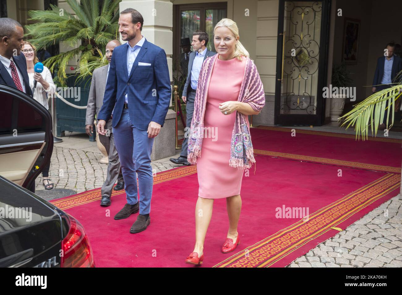 Addis Ababa, Ethiopia 20171106. Their Royal Highnesses The Crown Prince of Norway and Crown Princess visit Ethiopia 7 - 9 November 2017. Crown Prince Haakon and Crown Princess Mette-Marit with red shoes come out of Sheraton hotel in Addis Ababa. Photo: Vidar Ruud / NTB scanpi Stock Photo