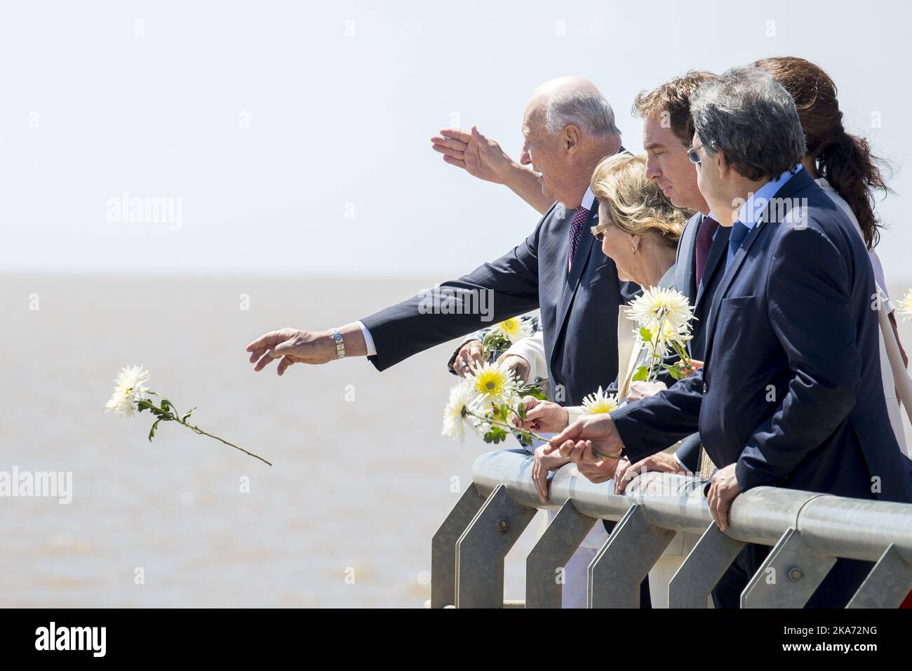 Buenos Aires, Argentina 20180307. Norway's King Harald V (left) Queen Sonja and members of human rights organizations Madres and Abuelas de Plaza de Mayo throw flowers into the River Plate to pay homage to the victims of Argentina's 1976-1983 dictatorship at the 'Parque de la Memoria' (Remembrance Park) in Buenos Aires on March 7, 2018. The park, located on the banks of the River Plate, is a monument in memory of the 30,000 people who disappeared or were killed under the 1976-1983 military regime. Photo: Heiko Junge / NTB scanpix  Stock Photo