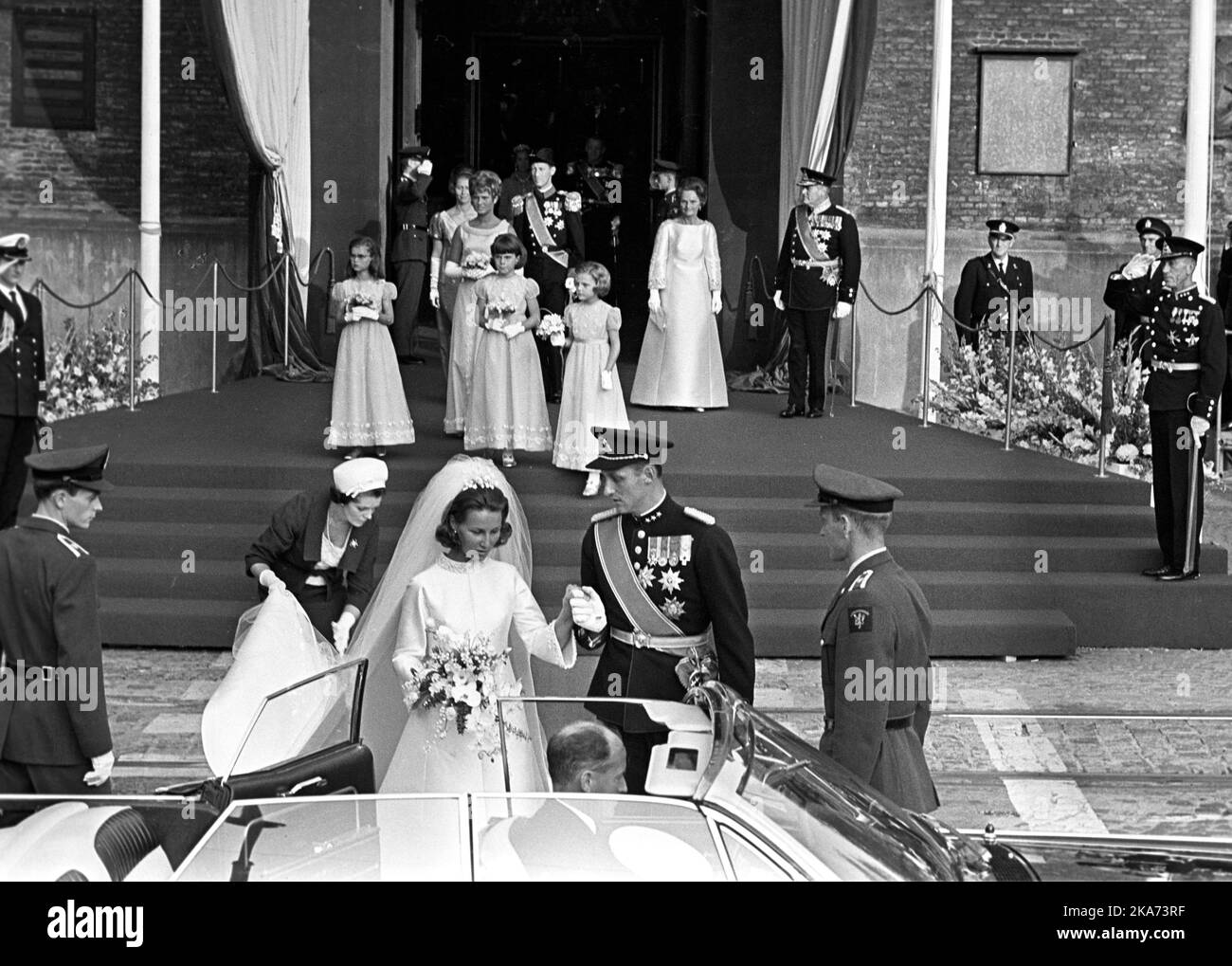Crown Prince Harald and Sonja Haraldsen leaving Oslo Cathedral after the wedding ceremony. In the background are Mrs Dagny Haraldsen and King Olav, and the bridesmaids. Stock Photo