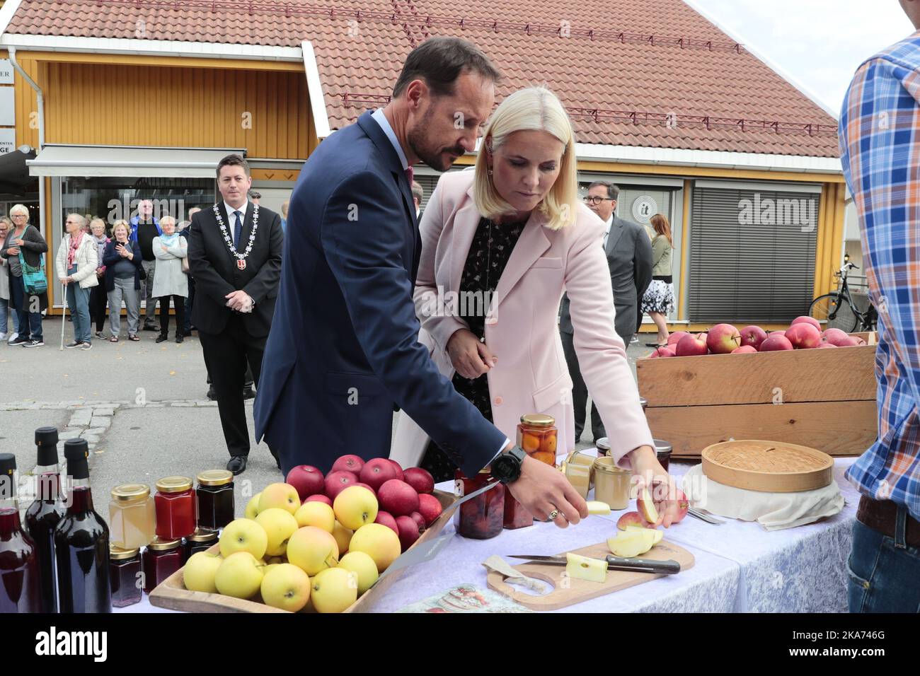 Svelvik 20180904. Crown Prince Haakon and Crown Princess Mette-Marit visit Vestfold from 4 to 6 September. Here they are looking at produce from farmers in the area. Photo: Lise Aaserud / NTB scanpi Stock Photo